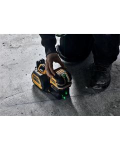 DWTDCLE34220GB image(0) - DEWALT 20V MAX* Cordless Cross Line Green Laser Kit