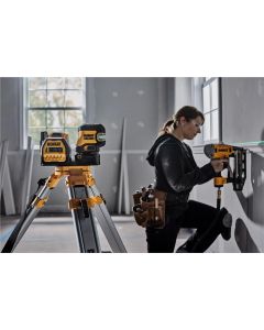 DWTDCLE34220G image(0) - DEWALT 20V MAX* Cordless 2-Spot Green Line Laser Kit