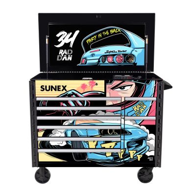 SUN8065PCBKRADDAN image(0) - SUNEX JUIC'D Box 50 Inch 7 Drawer Power Cart with Dedicated Power Tool Storage and Integrated Power - RAD DAN Burkett Signature Design - Black