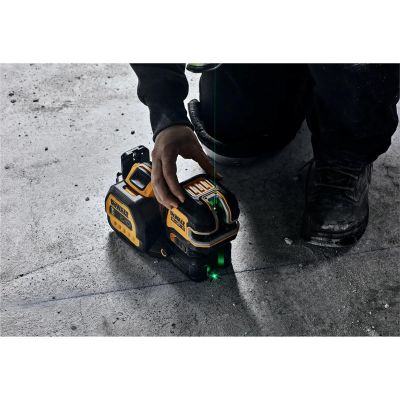 DWTDCLE34220GB image(0) - DEWALT 20V MAX* Cordless Cross Line Green Laser Kit