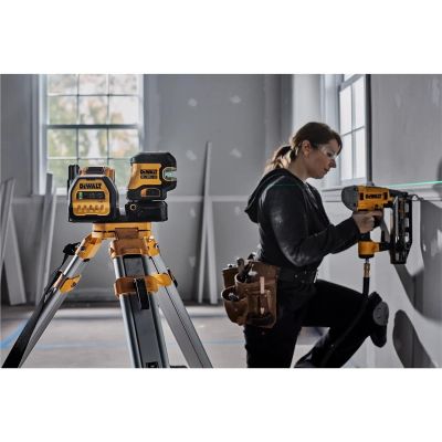 DWTDCLE34220G image(0) - DEWALT 20V MAX* Cordless 2-Spot Green Line Laser Kit